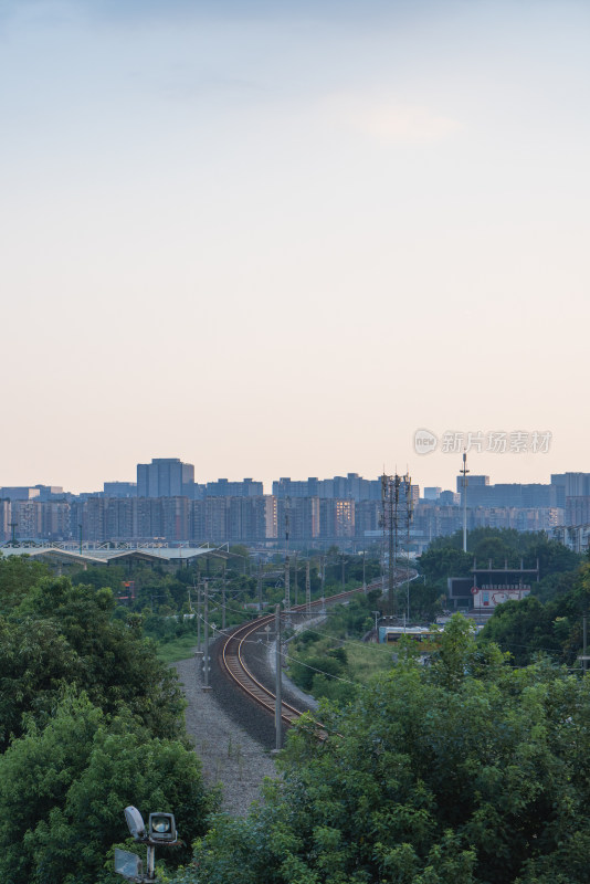 城市穿行的铁轨