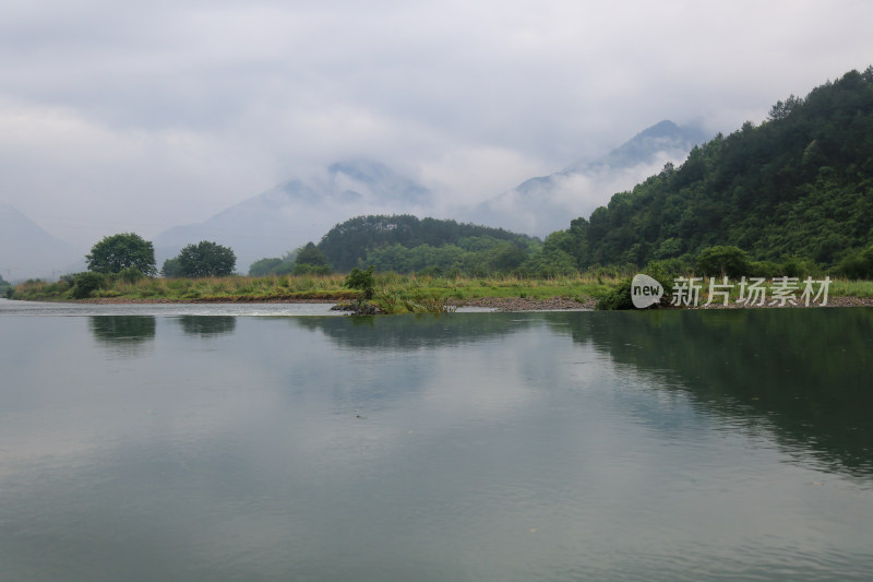 清晨薄雾笼罩的静谧山河