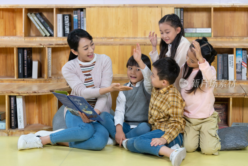 老师和学生在教室里看书