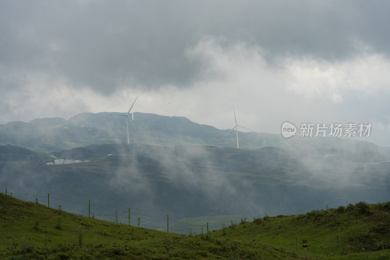 山间云雾中的风力发电机
