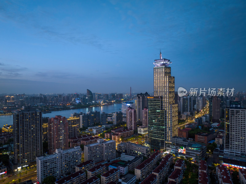 上海国际航运金融大厦傍晚夜景