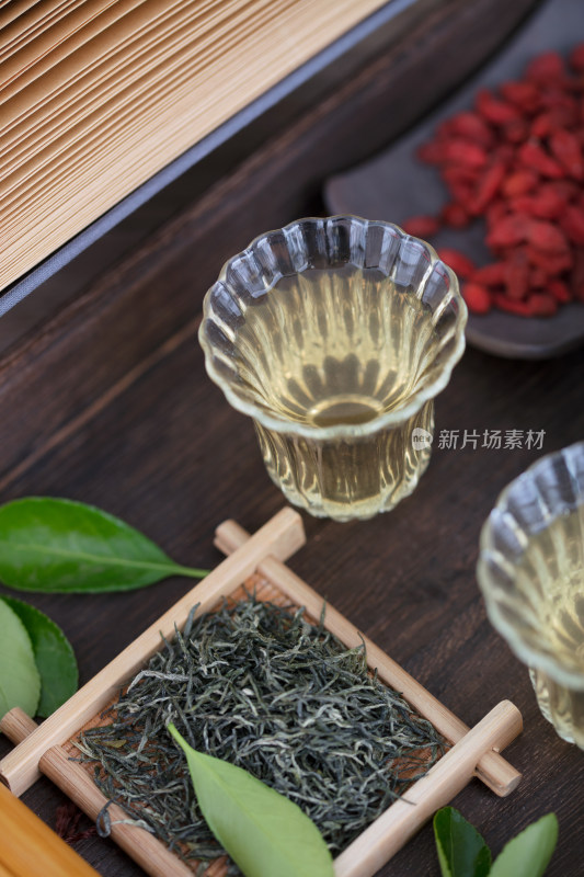 毛尖绿茶茶叶和杯子里的茶汤