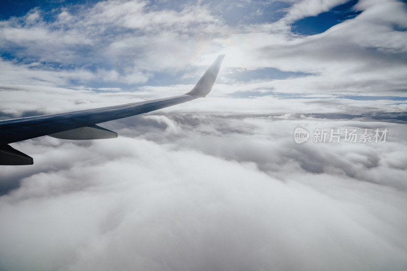 飞机窗户外的天空云景