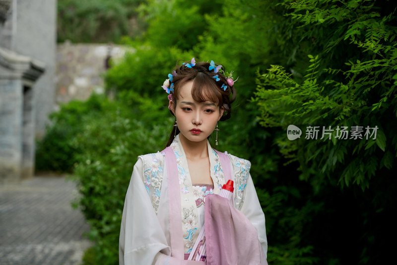 穿古装汉服手持工艺伞的东方美少女