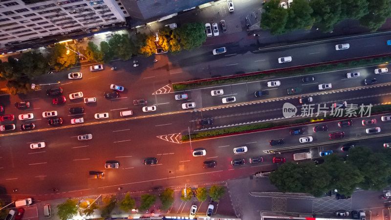 俯拍城市夜景拥堵交通图