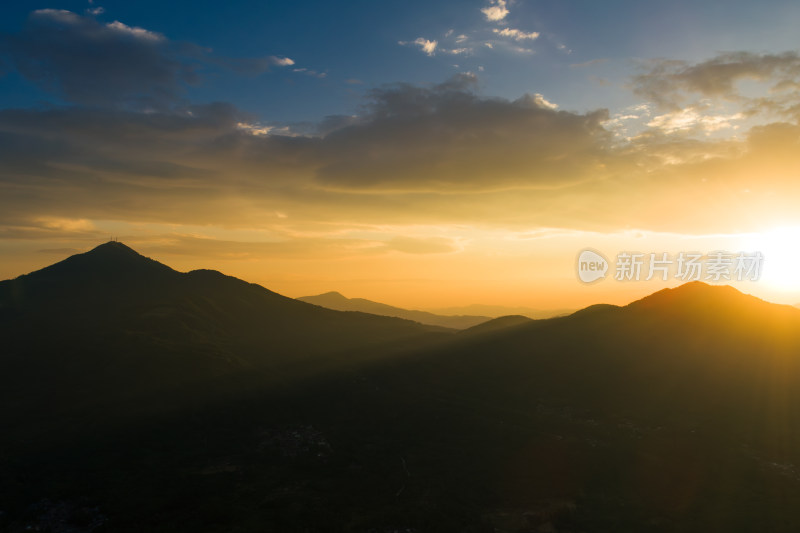 日出时分阳光照耀下的壮丽山景