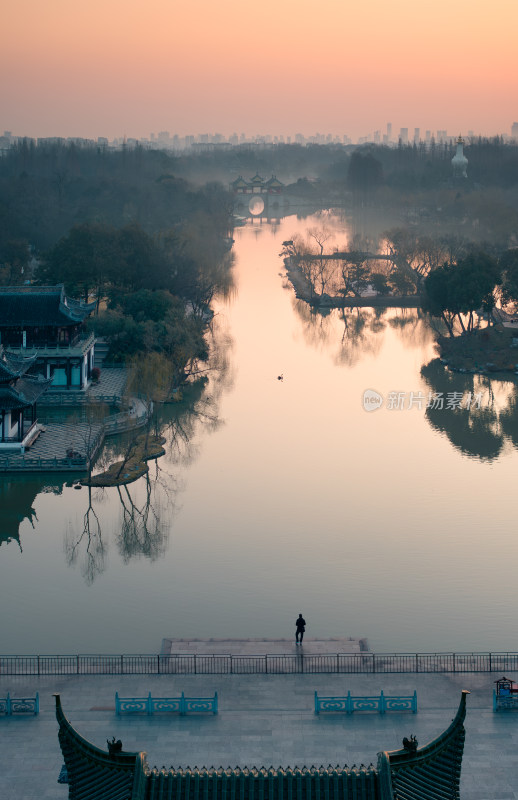 扬州宁静的瘦西湖边古建筑景观