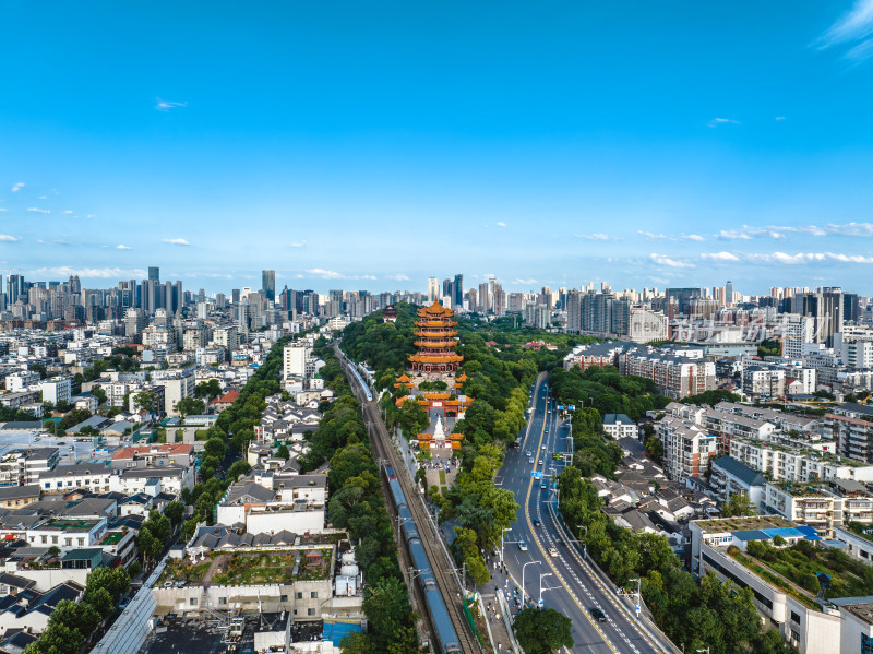 夏季航拍武汉黄鹤楼景区与城市天际线风光