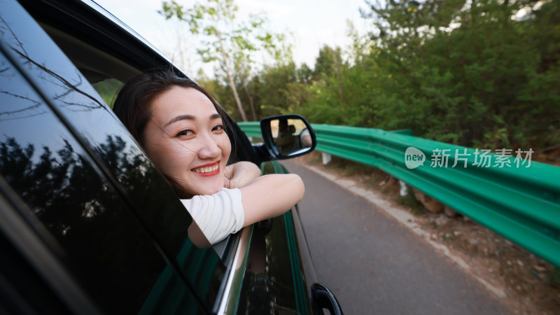 青年女人坐在汽车里