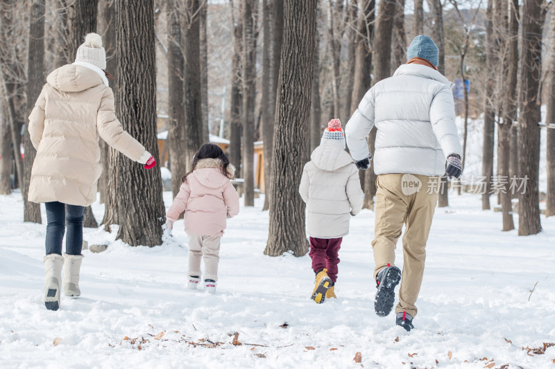 欢乐家庭在雪地里奔跑