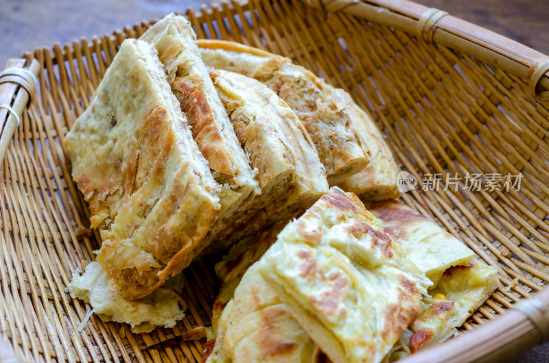 竹篮中的油饼葱花饼