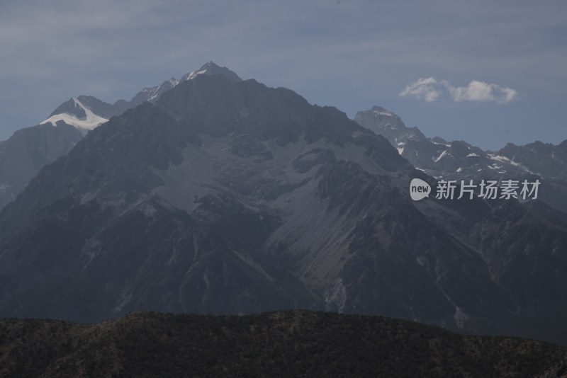 晴天下的玉龙雪山