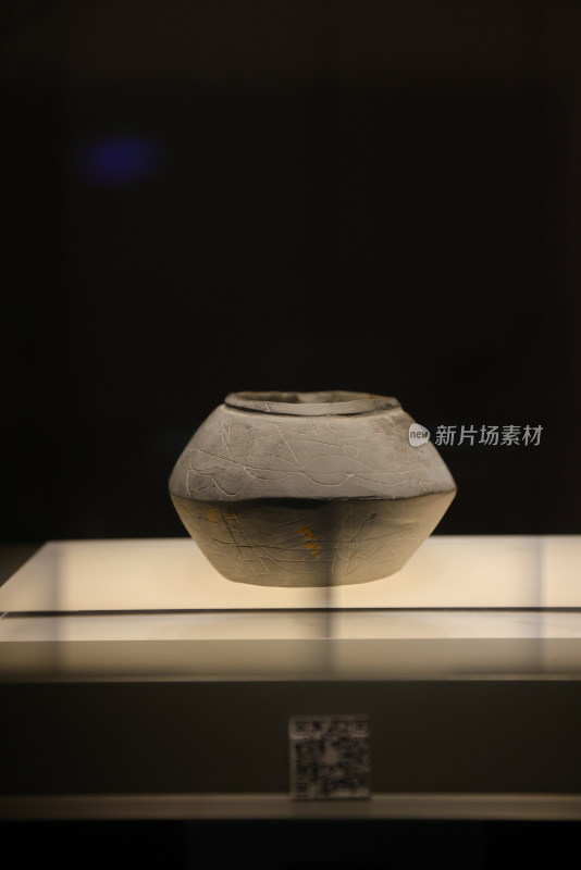 博物馆文物新石器时代崧泽文化刻符折腹罐