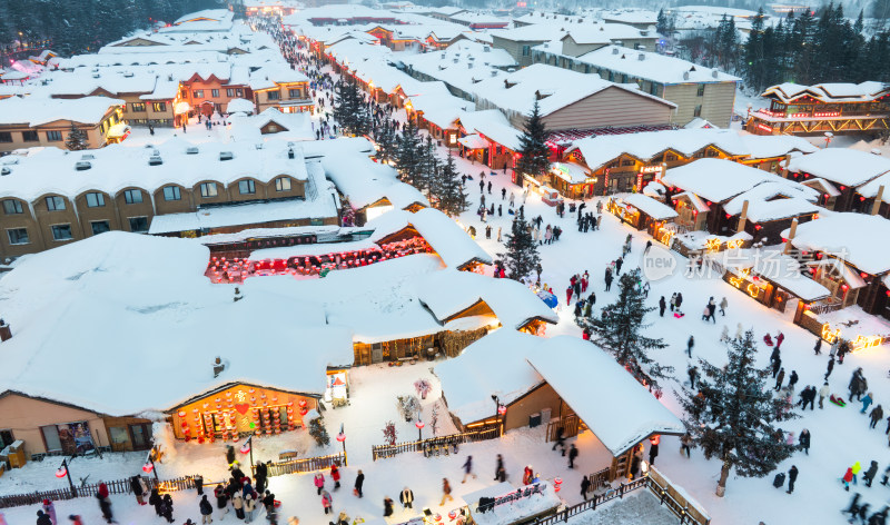 中国雪乡，雪夜里的童话小镇