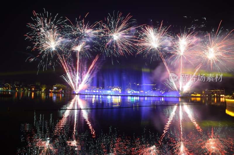 夜空中绽放的绚烂烟花