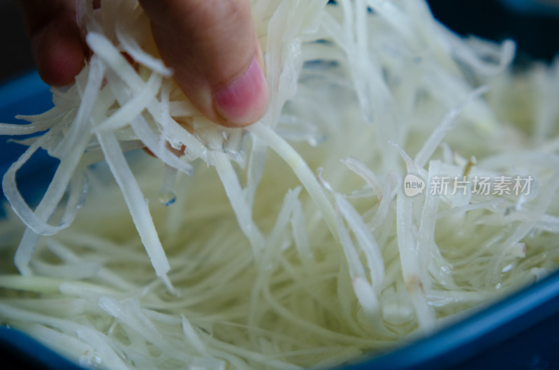 手抓土豆丝特写