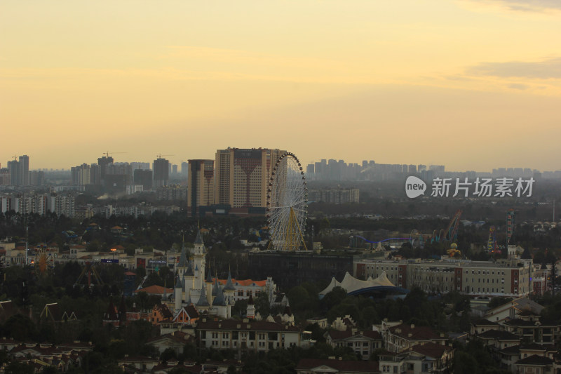 城市黄昏下的摩天轮与建筑群鸟瞰图