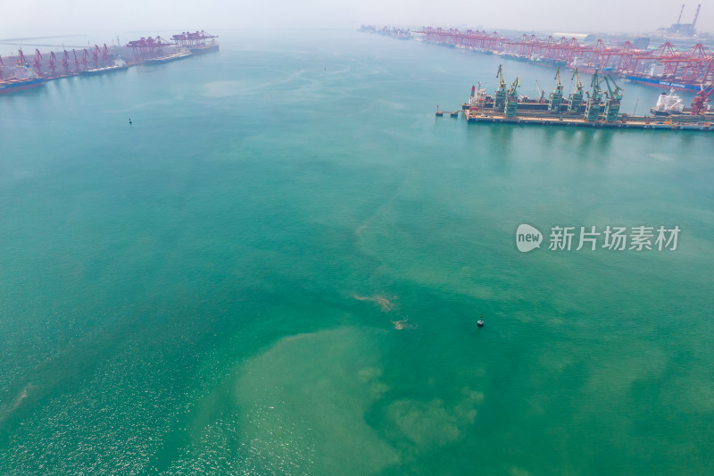 海边港口码头集装箱航拍摄影图