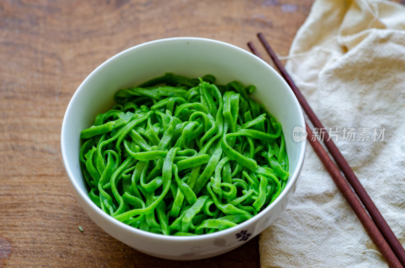 一碗天然健康的农家饭，绿色蔬菜面条