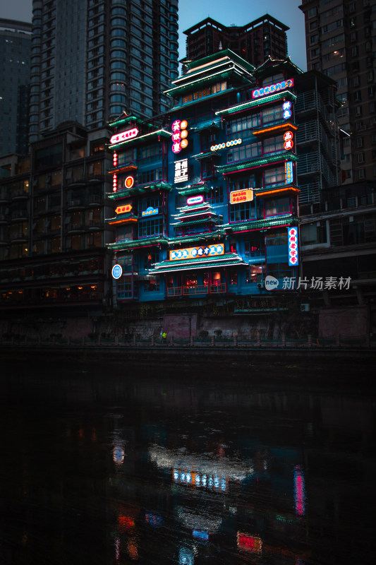 江边中式风格夜景建筑