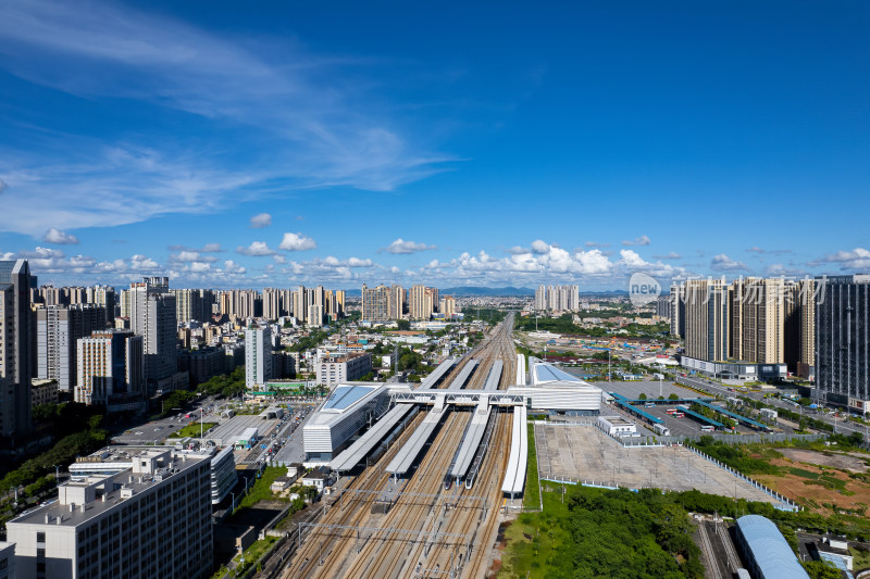 城市中铁路轨道及周边高楼鸟瞰全景