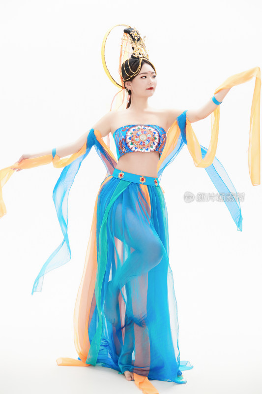 身着唐朝敦煌服饰跳飞天舞蹈的中国少女
