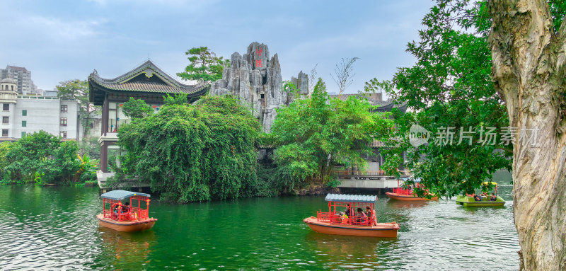 广州市荔湾湖公园湖面上的游船