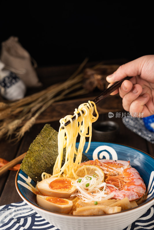 一碗美味的日式海鲜拉面