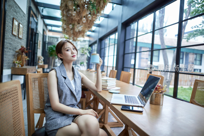 在室内使用电脑办公的亚洲白领女性