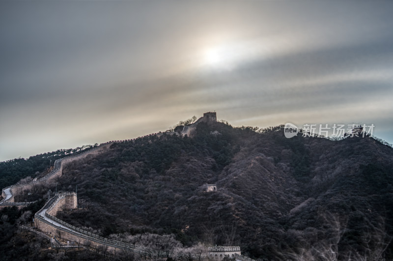 北京八达岭长城远景，山脉间蜿蜒的巨龙