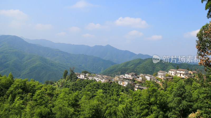 蓝天白云悬崖上的世外桃源美丽山村木梨硔