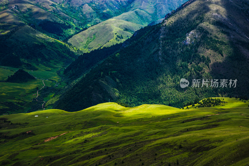 蓝天白云下广袤草原与连绵山峦自然风景