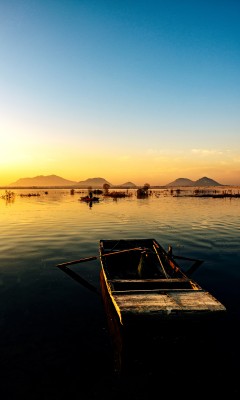 湖面小船日出风景