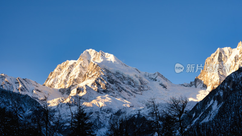 四川甘孜海螺沟景区看到的贡嘎等众多雪山