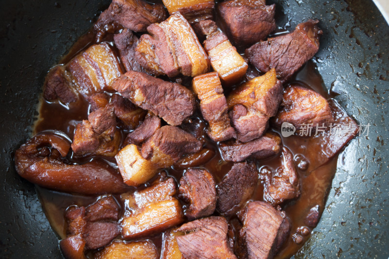 锅里做好的红烧肉特写