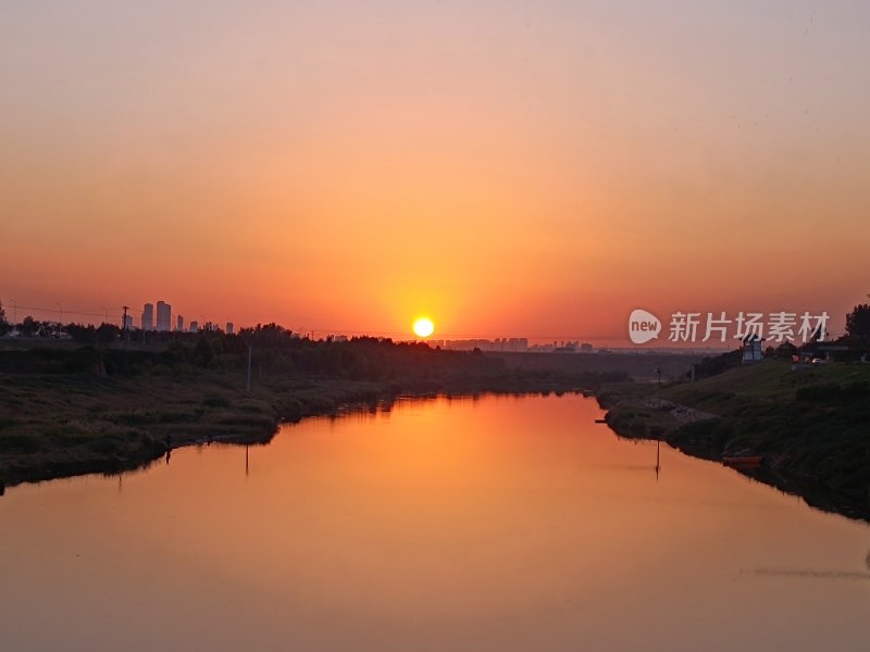 日落时分映照在河面上的唯美景象