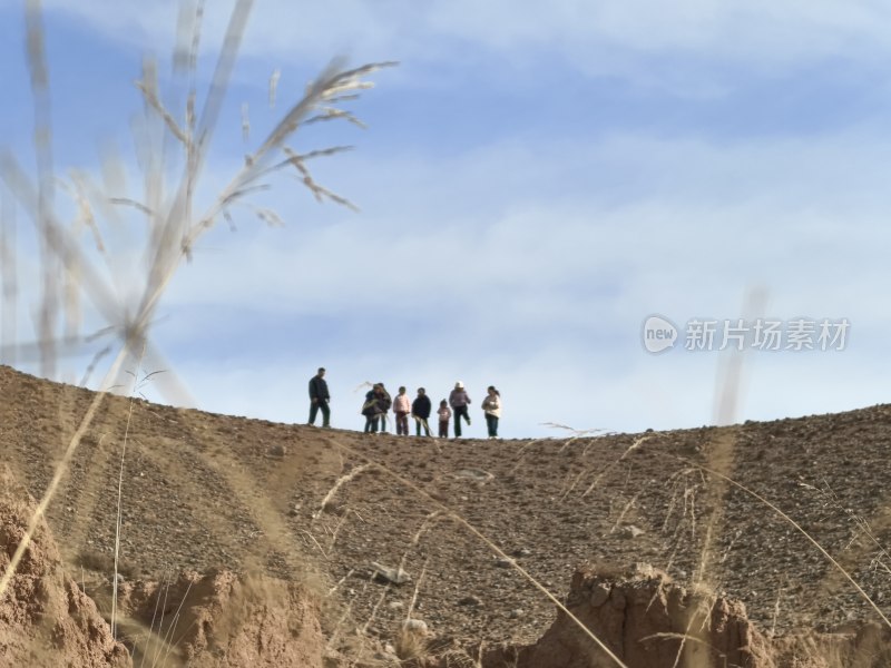 户外山丘上的人群漫步