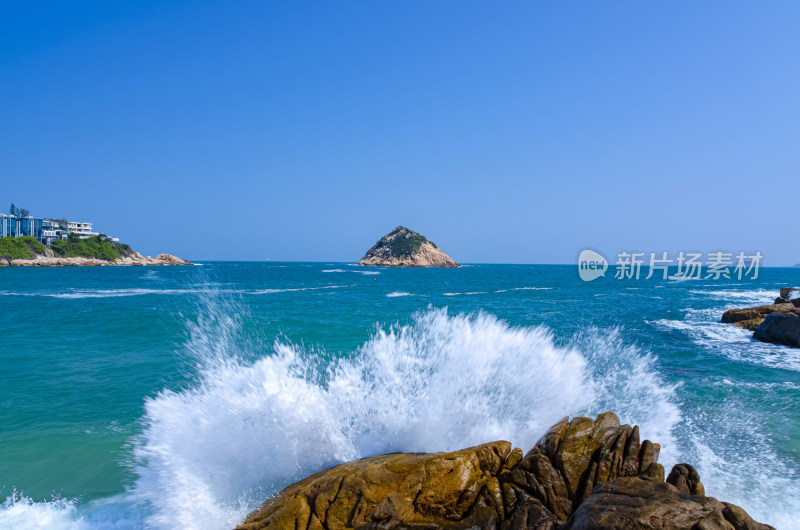 香港石澳海岸公园海浪拍打礁石