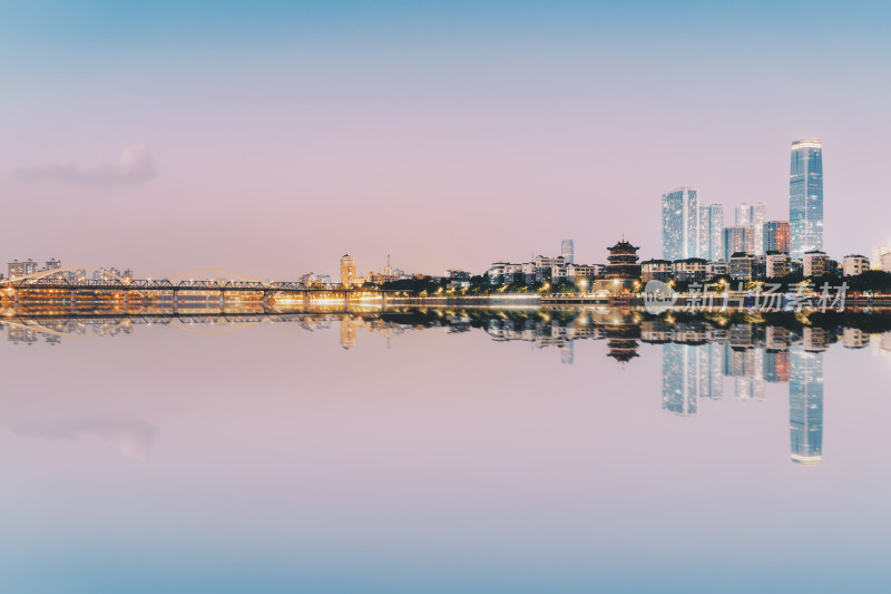 高楼与桥梁的水面倒影-柳州城市天际线