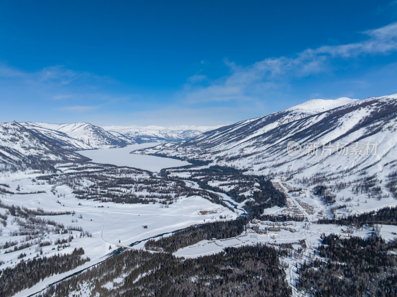 新疆阿勒泰喀纳斯雪景神仙湾晨雾雪山森林