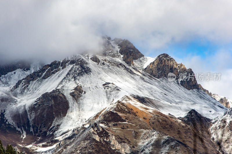 冬日雪山山顶云雾缭绕