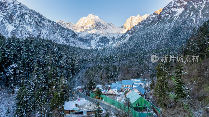 四川甘孜海螺沟景区看到的贡嘎等众多雪山