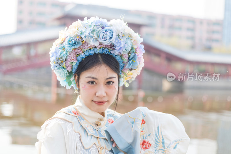 身穿蓝白色汉服和簪花的中国东方女性