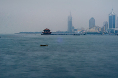 海雾中的青岛栈桥风光