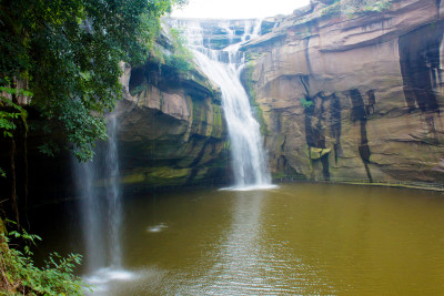 瀑布湖泊溪流风景背景