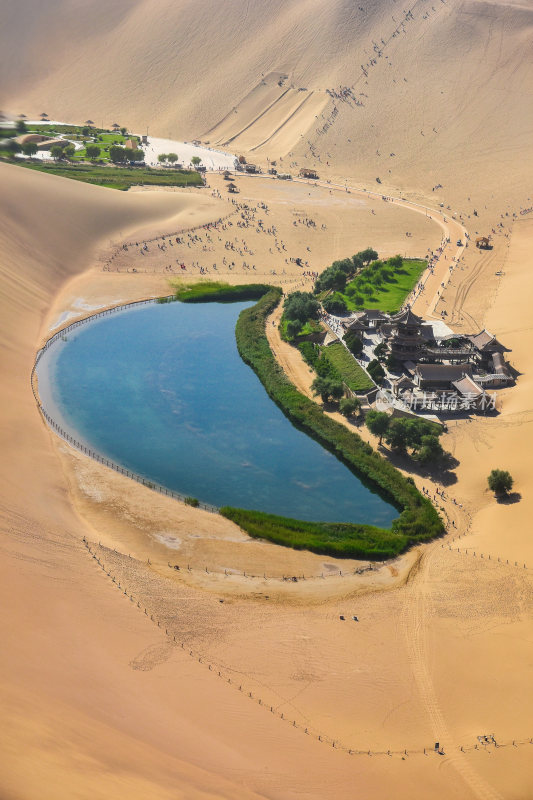 航拍月牙泉风景