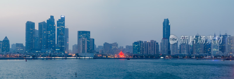 中国青岛市中心，对面五四广场夜景全景