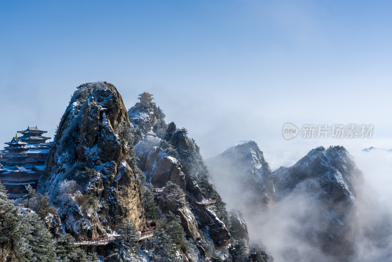 洛阳老君山金顶建筑群雪后云海自然风景