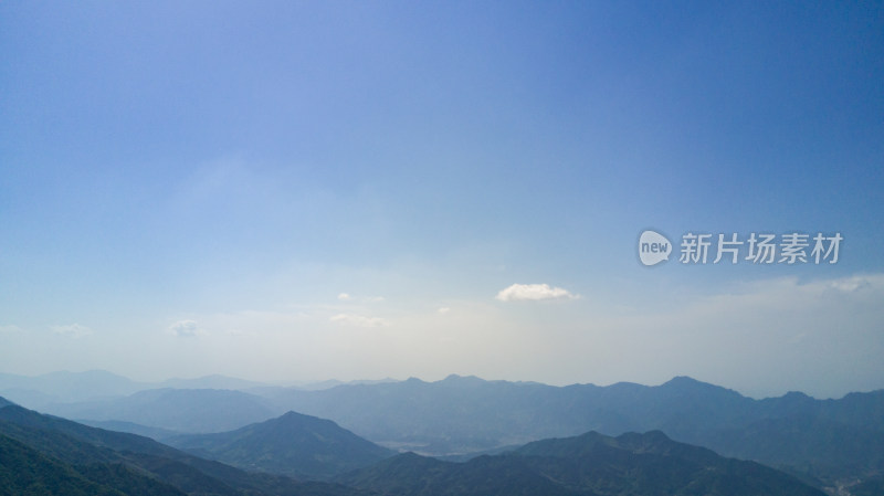 蓝天白云下的群山