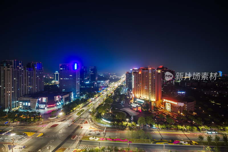 城市夜景灯火辉煌的繁华道路景象